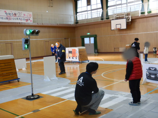 模擬道路で安全な歩行の練習をする児童