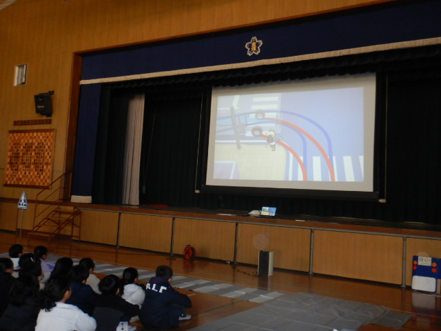 映像で自転車の走行の仕方を学ぶ児童