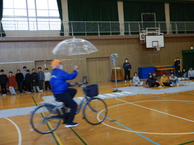 区役所職員が危険な走行として傘さし運転を実演