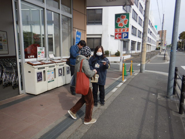 ライフ西田辺店前で利用者に注意喚起する区役所職員