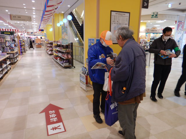 イトーヨーカドー利用者に特殊詐欺被害防止を呼びかける区役所職員