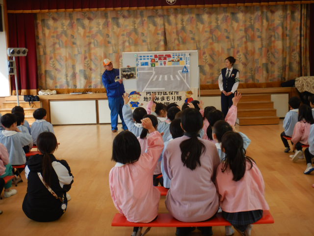 園児に青パトの写真を見せて自己紹介する区役所職員