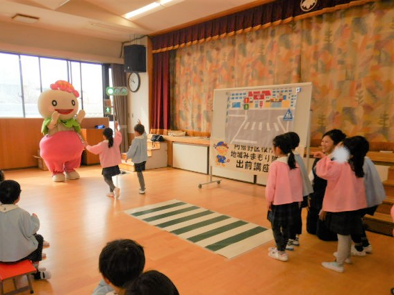 横断歩道を安全にわたる練習をする園児