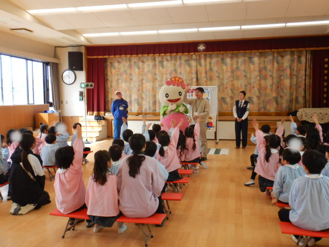 質問コーナーで園長が「あべのんや警察官に質問ある」と園児に呼びかける