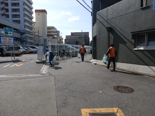 道路の清掃活動をおこなう啓発活動の参加者