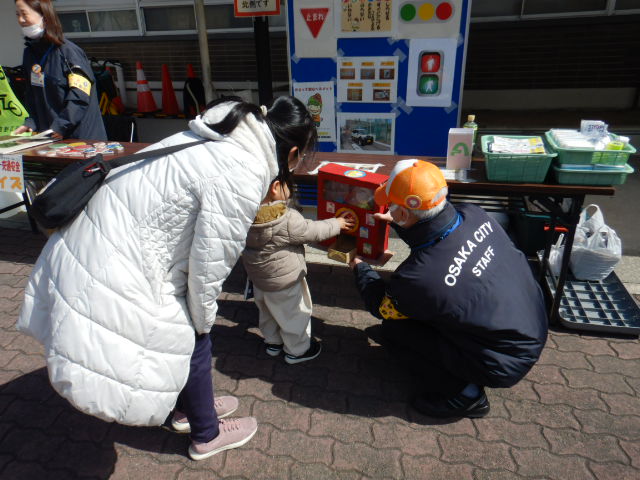 啓発物品を選択するためのガチャを回す参加者