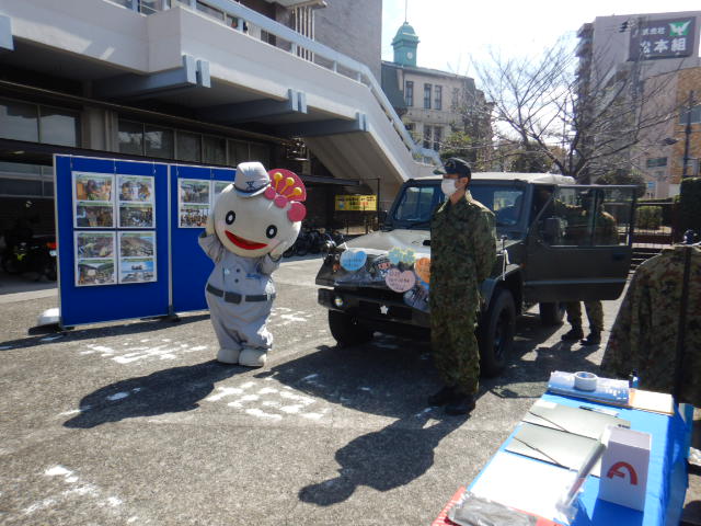 展示された自衛隊車両と防災あべのん