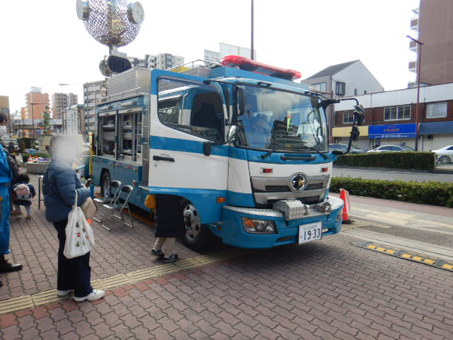 災害救助車両に乗車する子ども