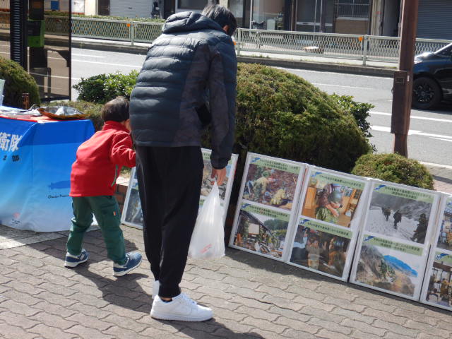 自衛隊の活動パネルを見るイベント参加者