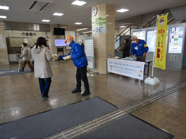 玄関ロビーで特殊詐欺被害防止啓発をおこなう