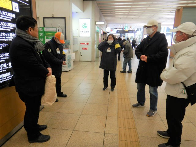 近鉄大阪阿部野橋駅構内に集まったキャンペーンの参加者