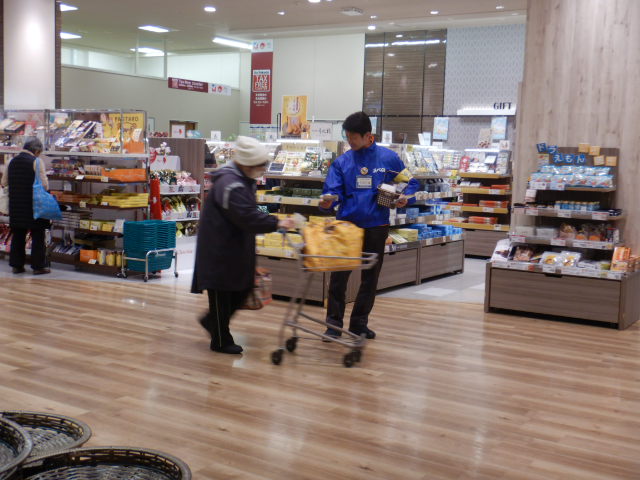 利用者に啓発物品を配付して、特殊詐欺被害防止を呼びかける区役所職員