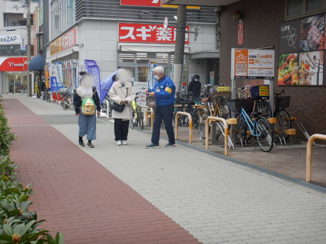 ライフ昭和町店前で女性被害防止を呼びかける区役所職員
