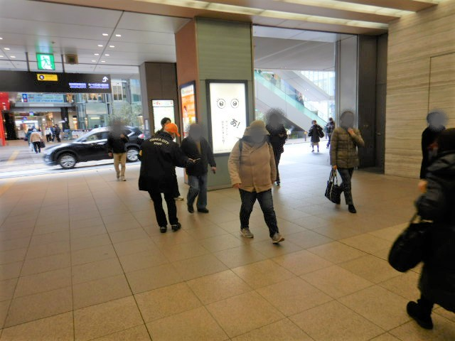 駅利用者に特殊詐欺被害防止を呼びかける区役所職員