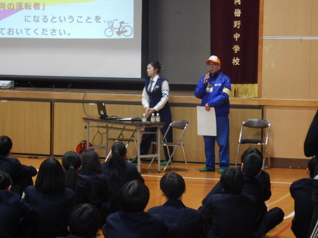自転車のルールやマナーを守ってほしいと呼びかける区役所職員