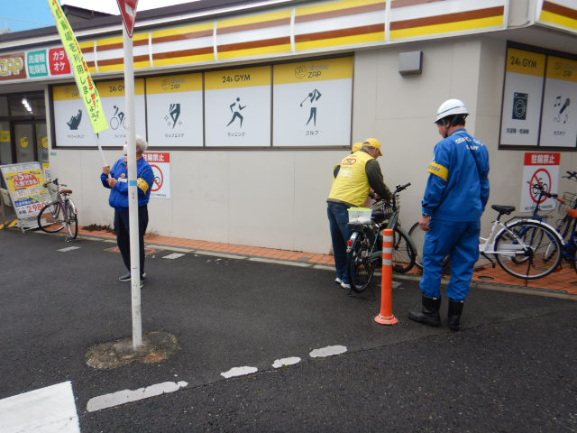 西田辺駅周辺の放置自転車に啓発札を取りつけるサイクルサポーター