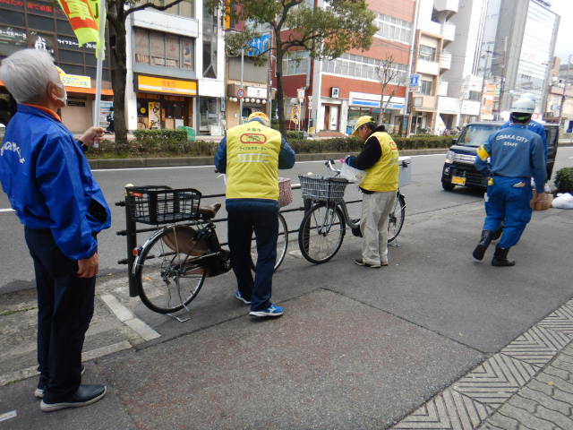 昭和町駅周辺の放置自転車に啓発札を取りつけるサイクルサポーター