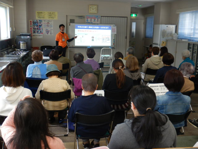 自転車の基本的なルールの説明を熱心に聞く参加者