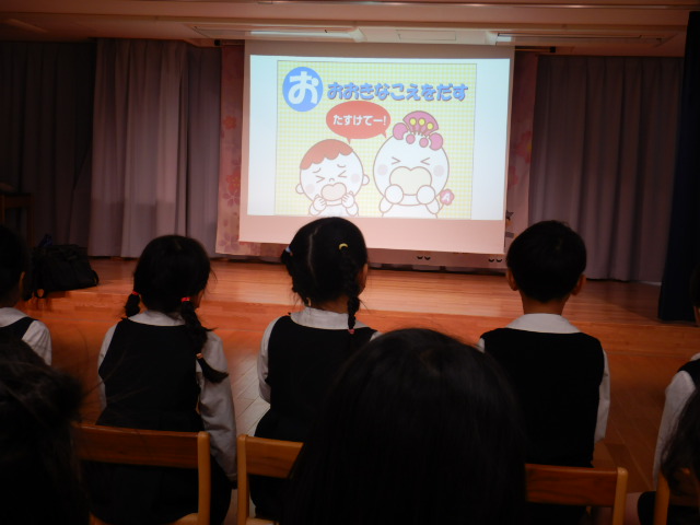 防犯標語「いかのおすし」の「お」、おおきな声をだすの画像