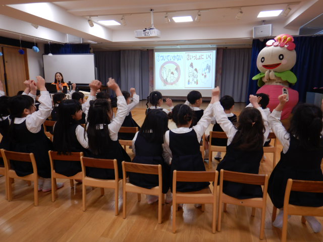 あべのんとの防犯クイズで正解し大喜びする園児