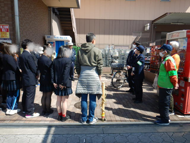 住吉高校生が啓発に参加し警察官から説明を受ける