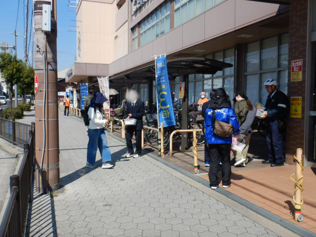ライフ北畠店前で利用者や通行人に啓発物品を配付する