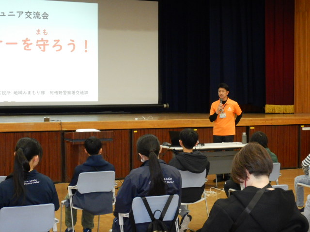 防災ジュニア交流会の参加者に自転車安全講習をおこなう