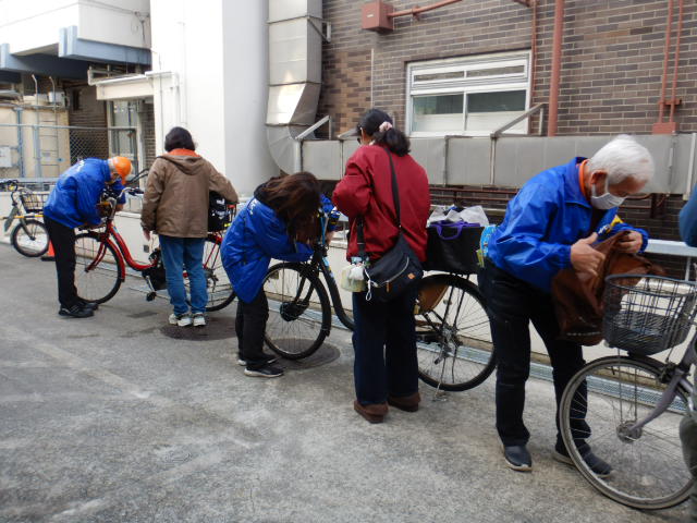 キャンペーン参加者の自転車前かごにひったくり防止カバーを取りつける