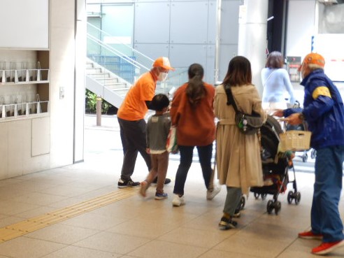 近鉄大阪阿部野橋駅利用者に啓発物品を配付し注意喚起する区役所職員