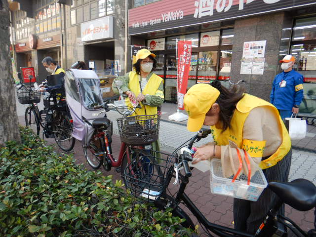 昭和町駅周辺の放置自転車に啓発札を取り付けるサイクルサポーターの皆さま