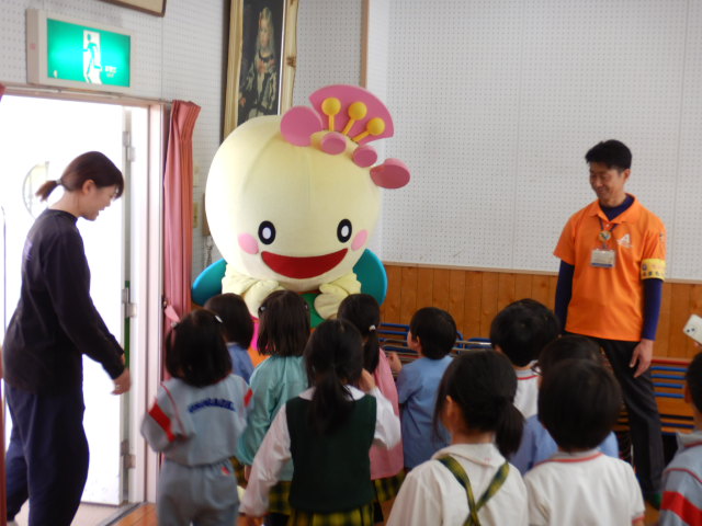 出口で待つ、あべのんにハイタッチをする園児たち