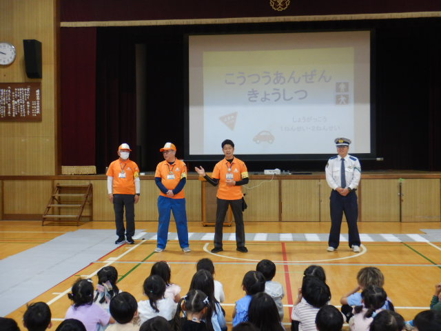 1年生を前に警察官と区役所職員が自己紹介