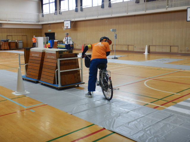 安全な自転車の走行を実演する区役所職員
