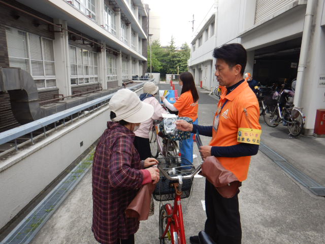 キャンペーン参加者に特殊詐欺や自転車の盗難に注意をと呼びかける区役所職員