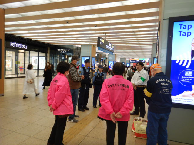 近鉄大阪阿部野橋駅コンコースに集まったキャンペーン参加者
