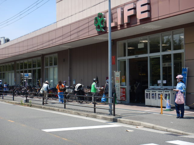 ライフ西田辺店の店頭で啓発活動をおこなう警察官と区役所職員