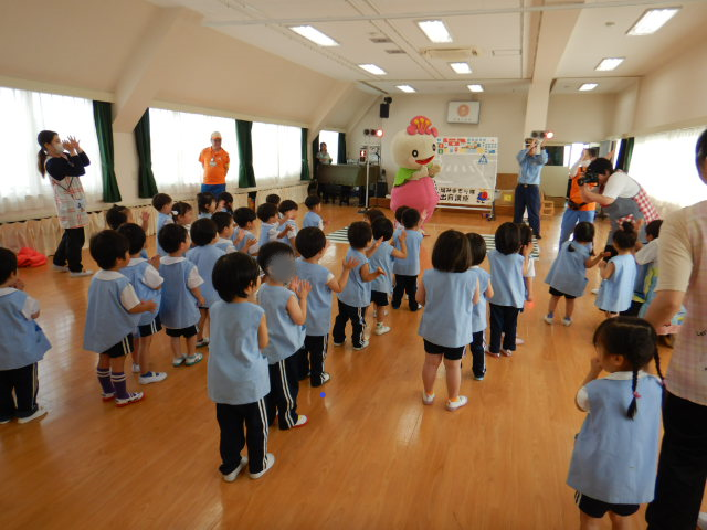 あべのんと一緒に交通安全ストップ体操をおこなう園児