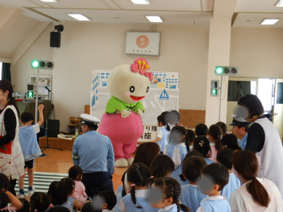 あべのんと一緒に横断歩道を安全にわたる練習をする園児