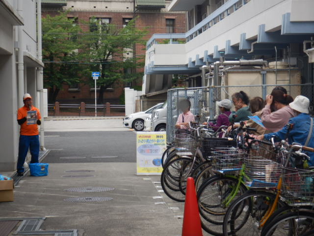 キャンペーン参加者に自転車のルールやマナーを守ってほしいと呼びかける区役所職員