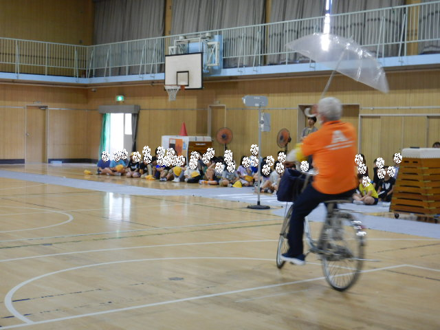 自転車の危険走行として傘さし運転をする区役所職員