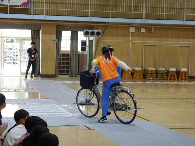 模擬道路上で安全な自転車の走行を実演する区役所職員