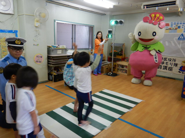 二人一組で横断歩道を安全にわたる練習をする園児