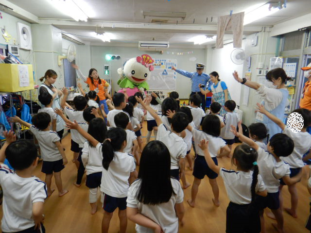 交通安全ストップ体操をする園児