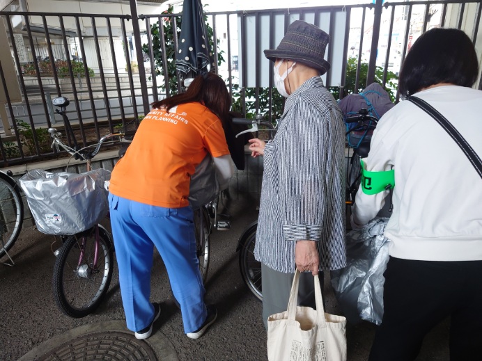 ひったくり防止カバーを取りつける区役所職員