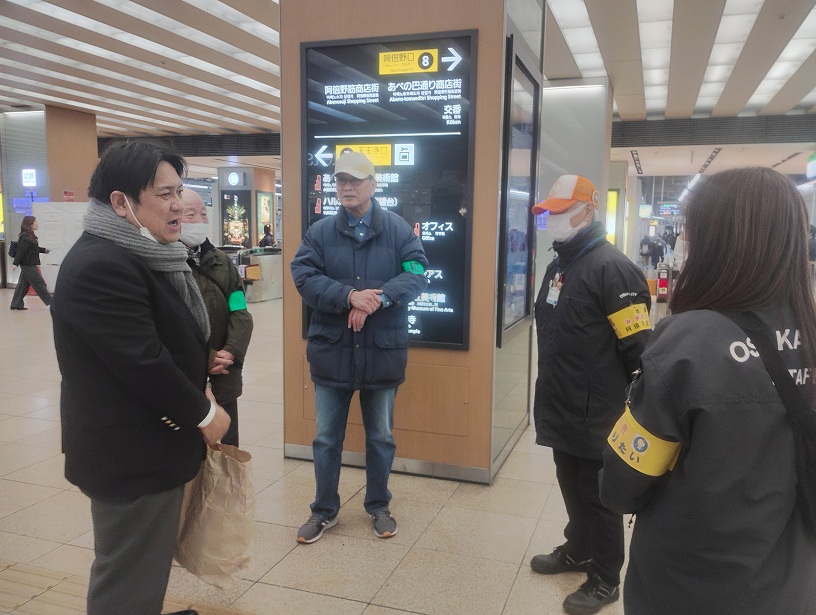 近鉄大阪阿部野橋駅コンコースに集まったキャンペーン参加者