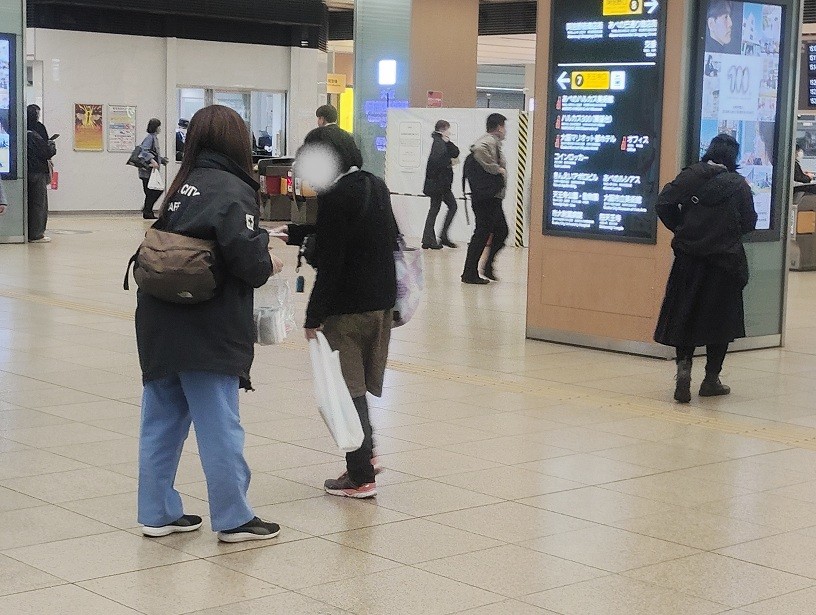 駅利用者に女性被害防止を呼びかける区役所職員