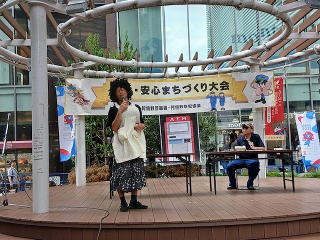 Hoop前広場のステージで区役所職員が還付金詐欺の寸劇をおこなう