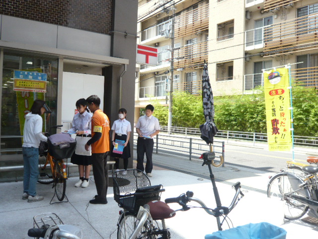 阿倍野郵便局で職場体験の中学生3名が利用者に特殊詐欺に注意してくださいと呼びかける