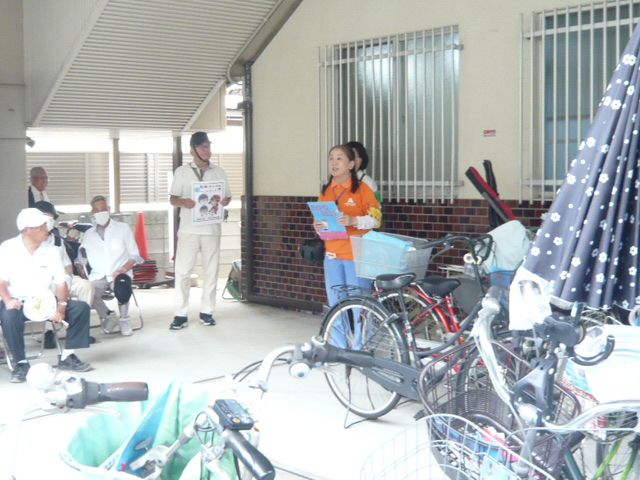 キャンペーン参加者に自転車の事故に気をつけてほしいと呼びかける区役所職員