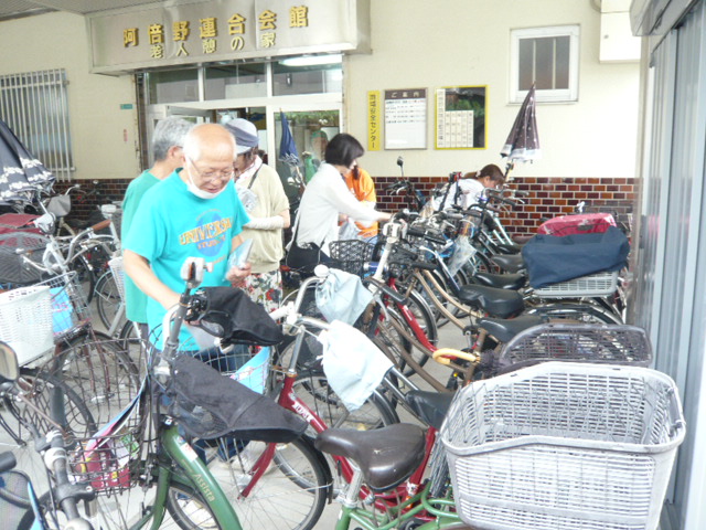 キャンペーン参加者の自転車前かごにひったくり防止カバーを配付する